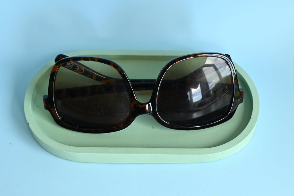 Green oval_tray_with_sunglasses